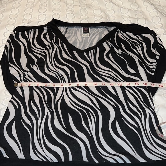 *WOMENS Wrapper cold shoulder top medium - Picture 4 of 5